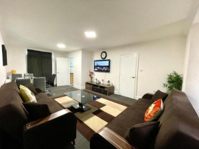4 Bedrooms, 3 bathrooms , Separate Reception, Full Kitchen, Garden, Parking